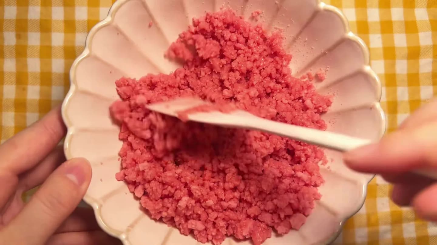 Làm đế bánh quy dâu