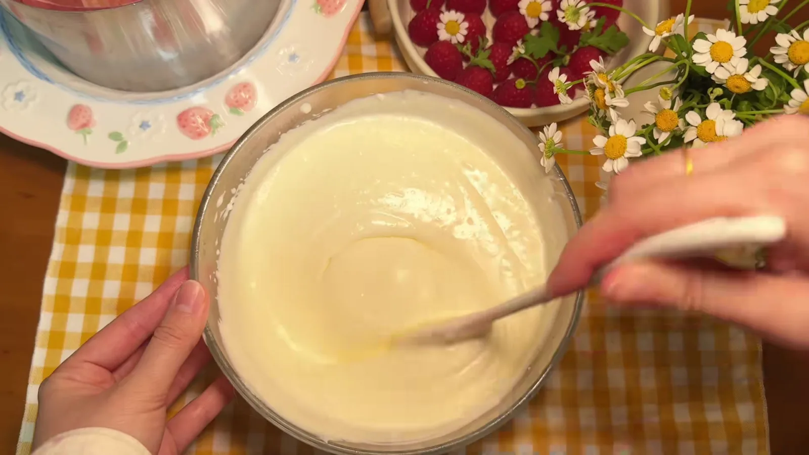 Trộn mousse sữa chua