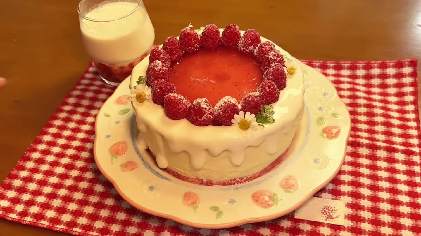 Bánh mousse mâm xôi sữa chua mềm mịn, không cần lò