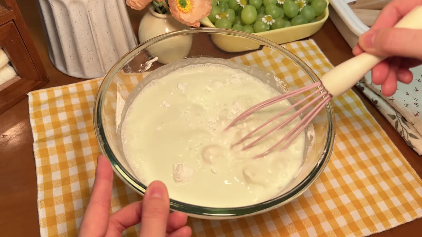 Trộn và lọc bột vỏ bánh