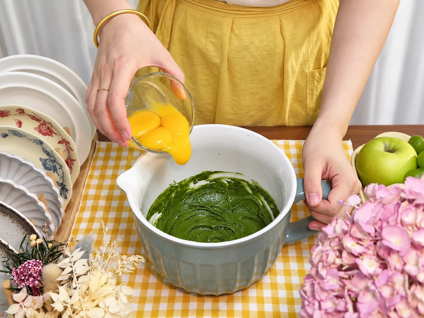 Trộn bột lòng đỏ matcha