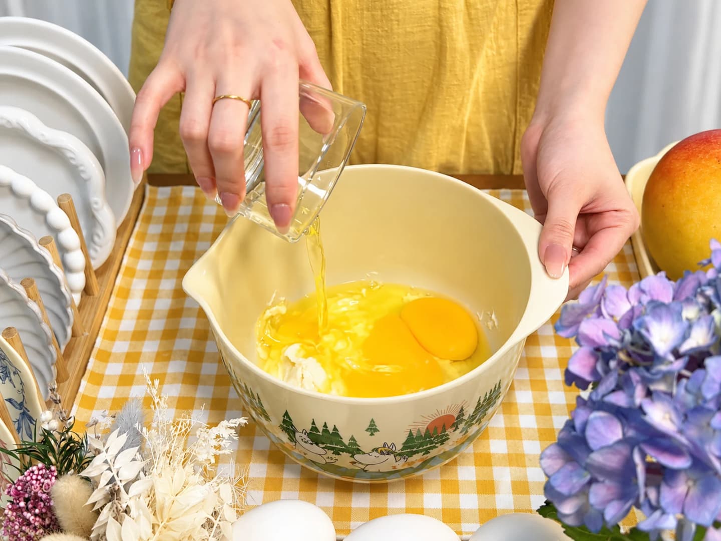 Trộn phô mai, đường và trứng