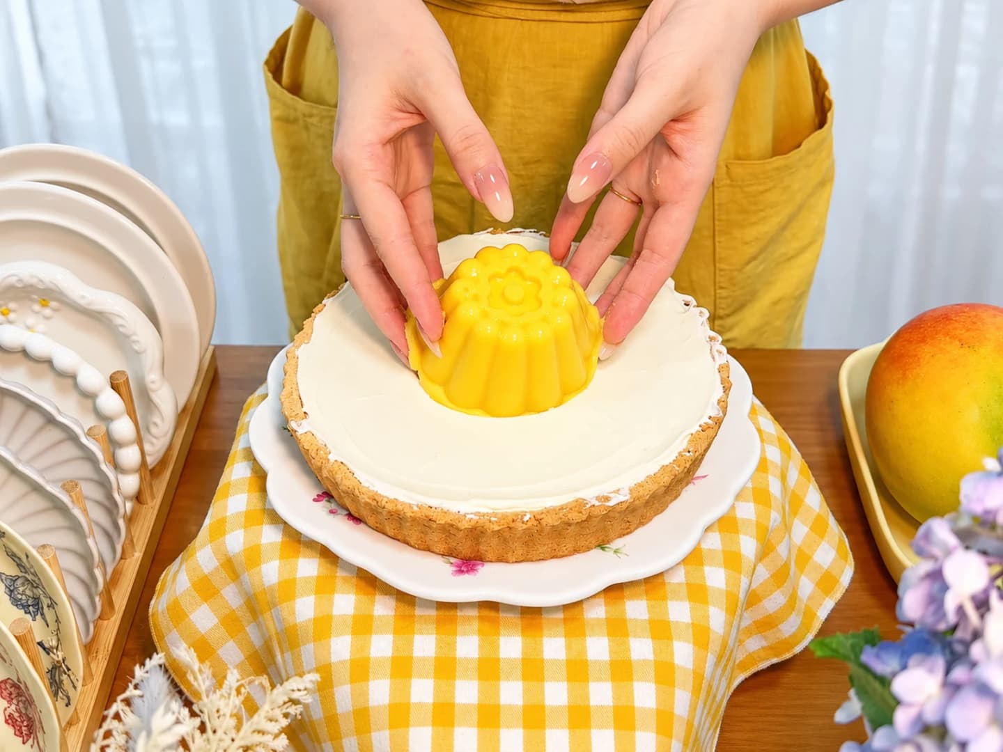 Phủ kem và đặt thạch xoài