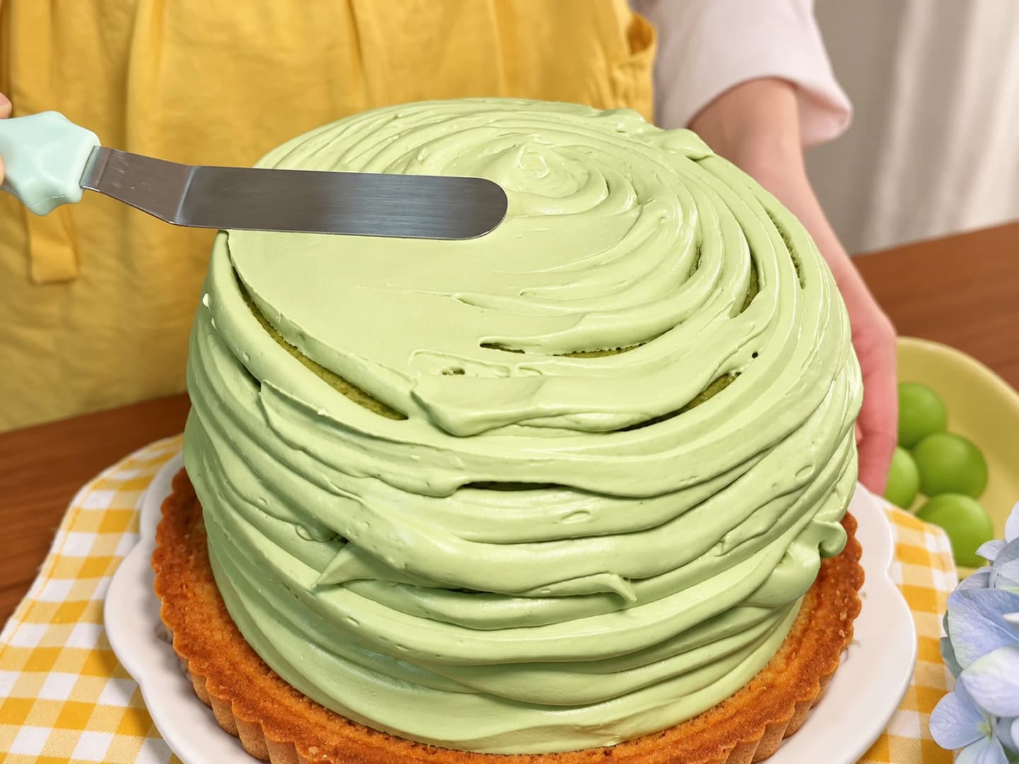 Làm kem lá dứa và phủ bánh