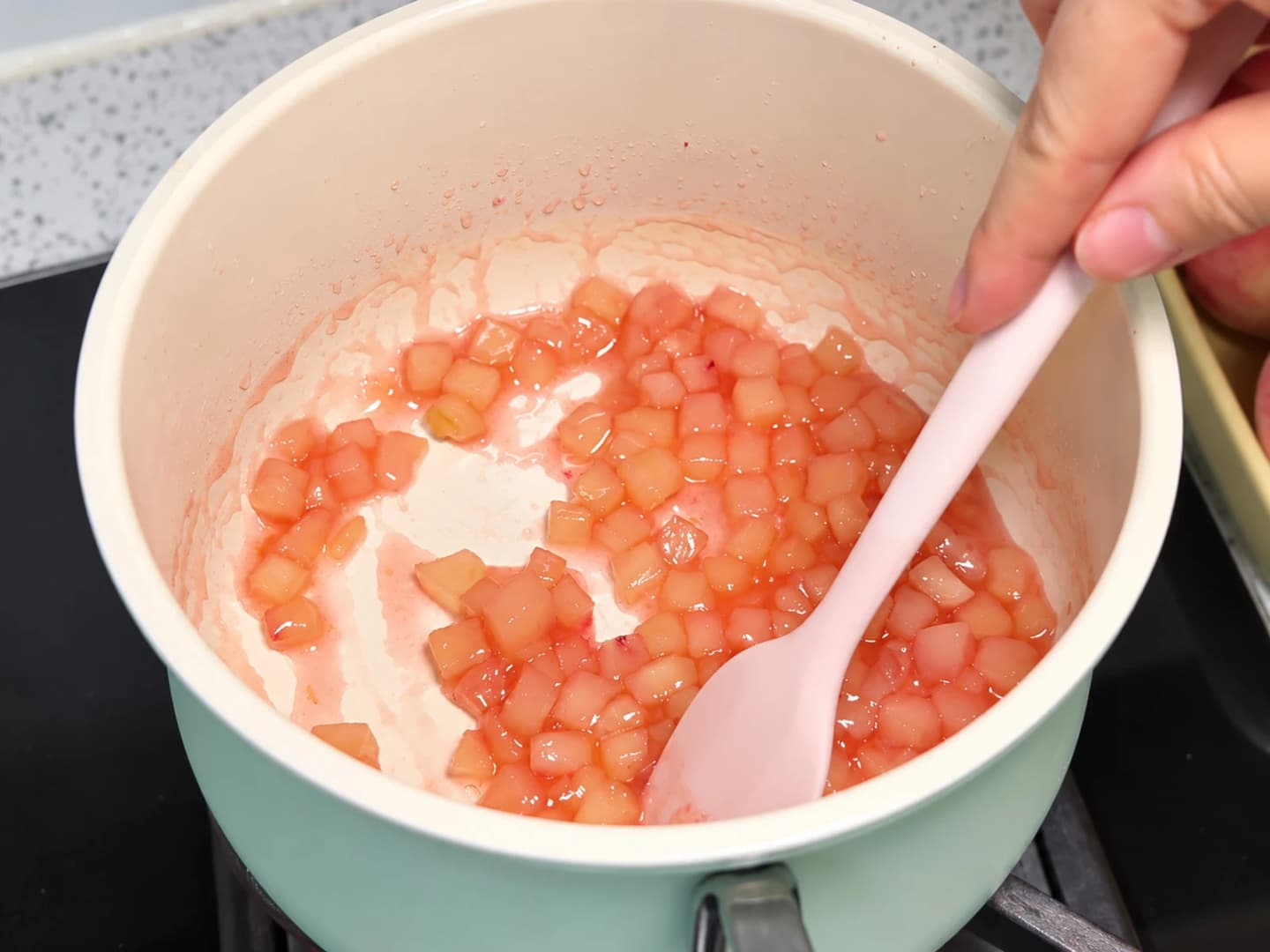 Làm nhân đào và chuẩn bị đào lát