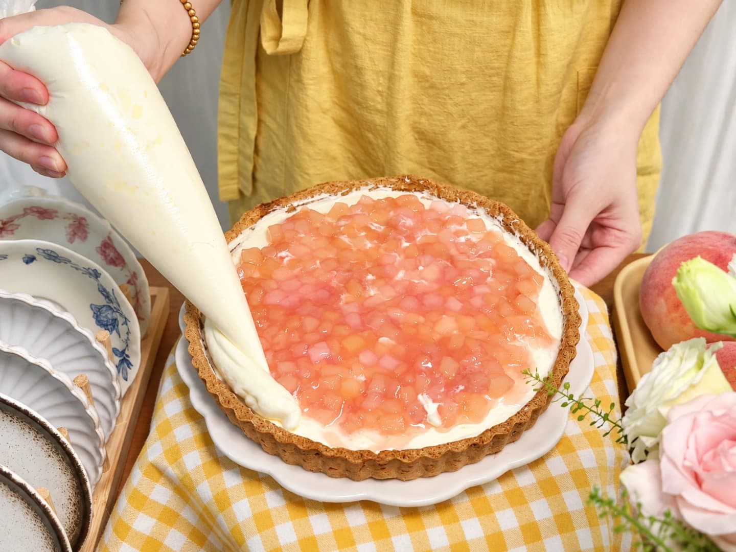 Ráp các lớp kem và nhân đào