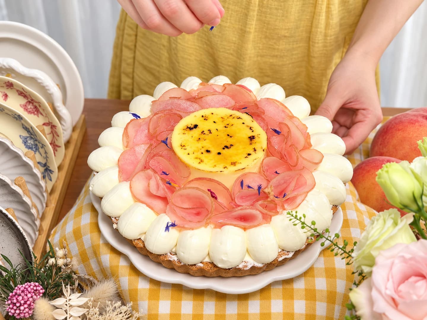 Tạo mặt caramel và trang trí bánh