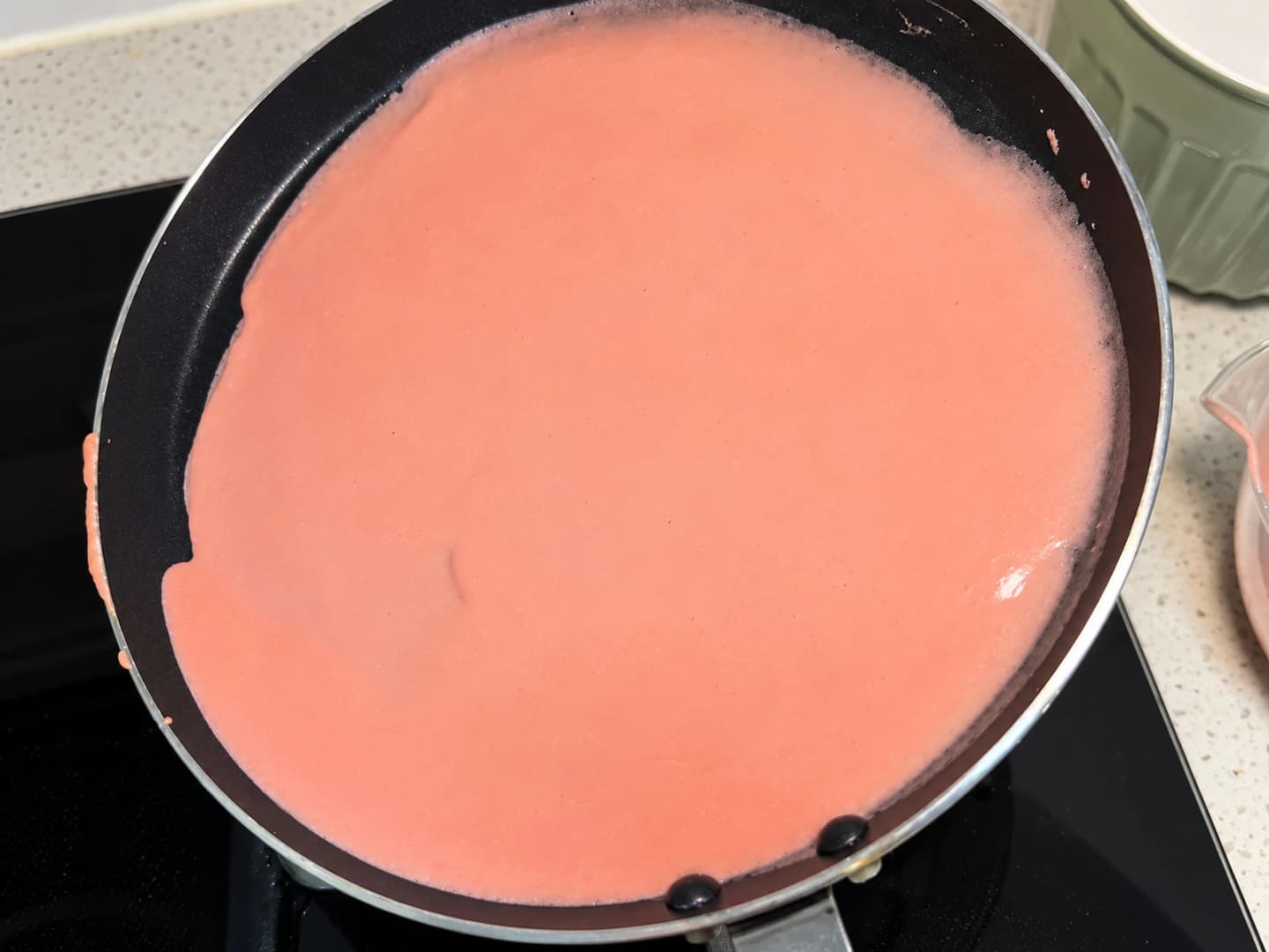Trộn bột và tráng crepe thanh mai