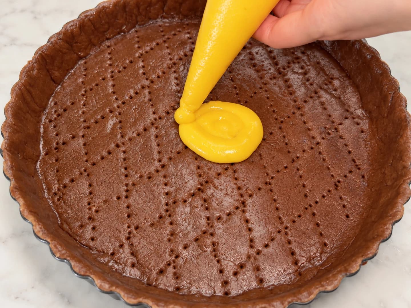 Trộn nhân hạnh nhân và nướng tart