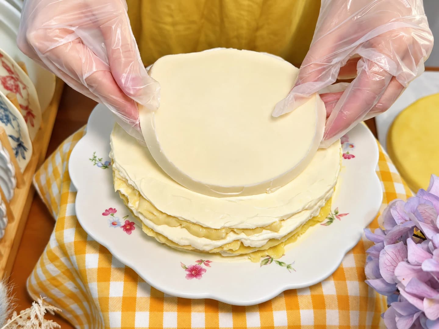 Thêm thạch sữa dừa và ráp phần trên