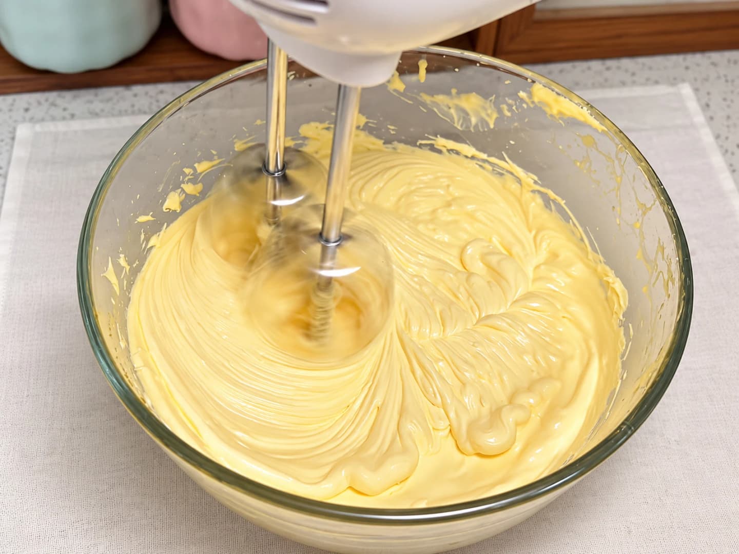 Đánh lòng đỏ và trộn mascarpone