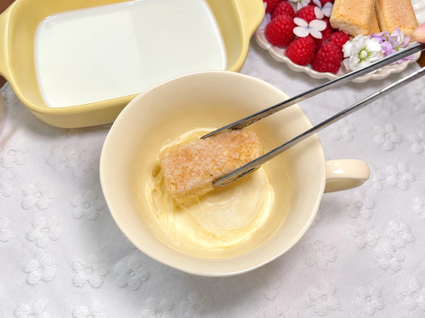 Lót kem và xếp bánh nhúng sữa