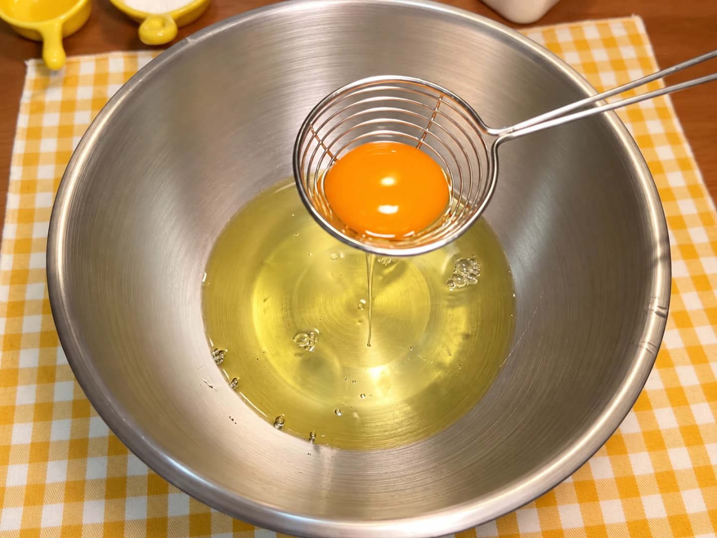 Tách trứng và làm lạnh lòng trắng