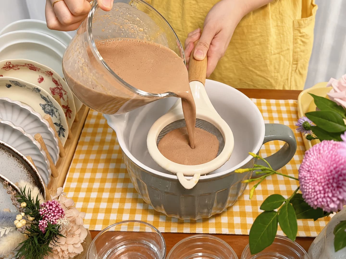 Pha và lọc bột crepe cacao