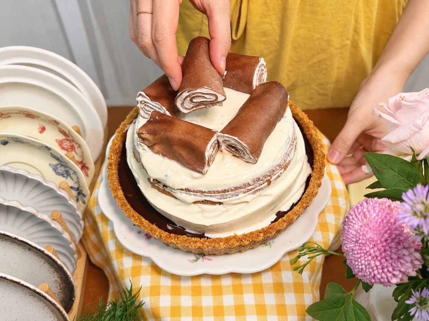 Thêm cốt cacao và cuộn crepe