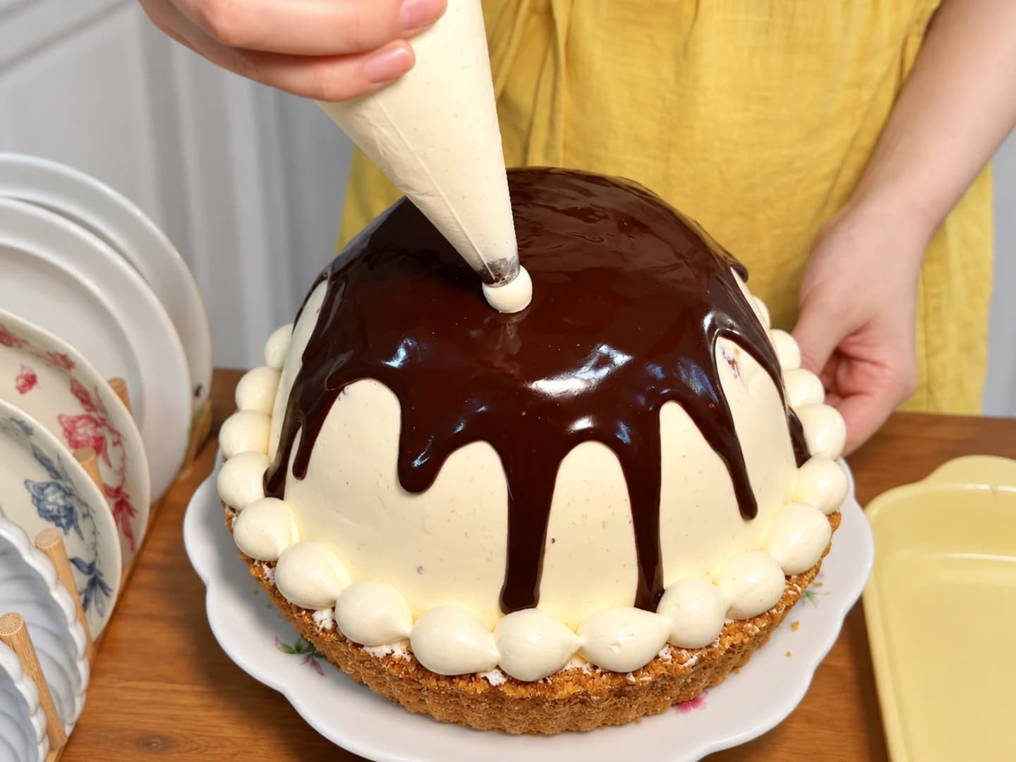 Phủ kem, chocolate và trang trí