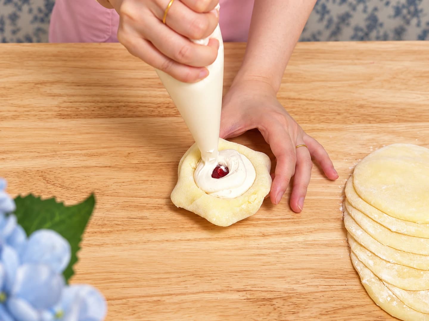 Fill and seal the mochi