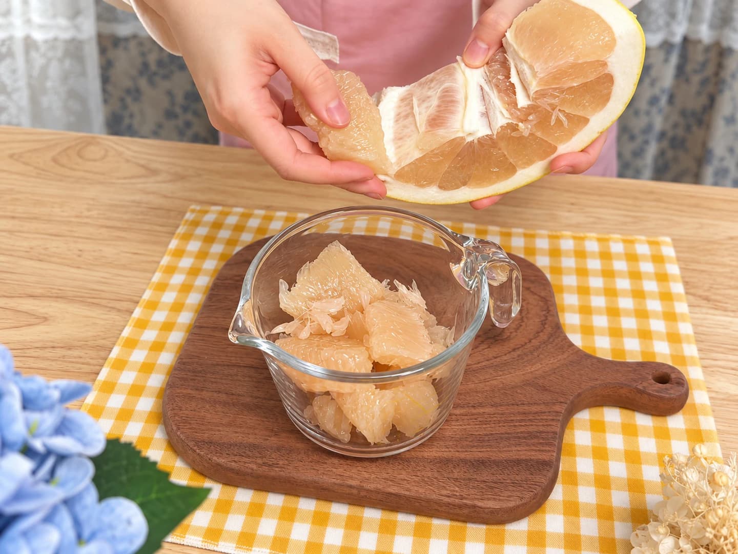Prepare the pomelo and apple