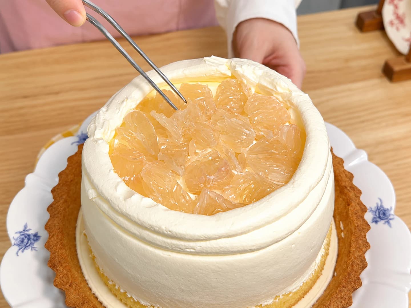 Add the fresh pomelo filling