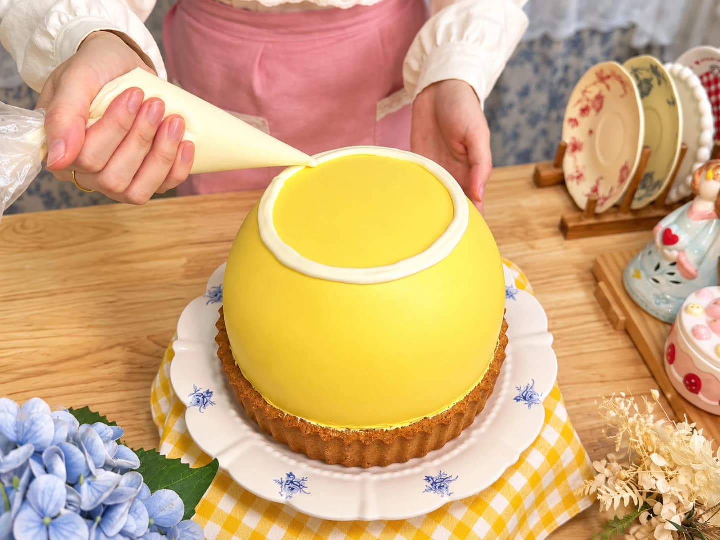 Make the white ganache and pipe the drip border