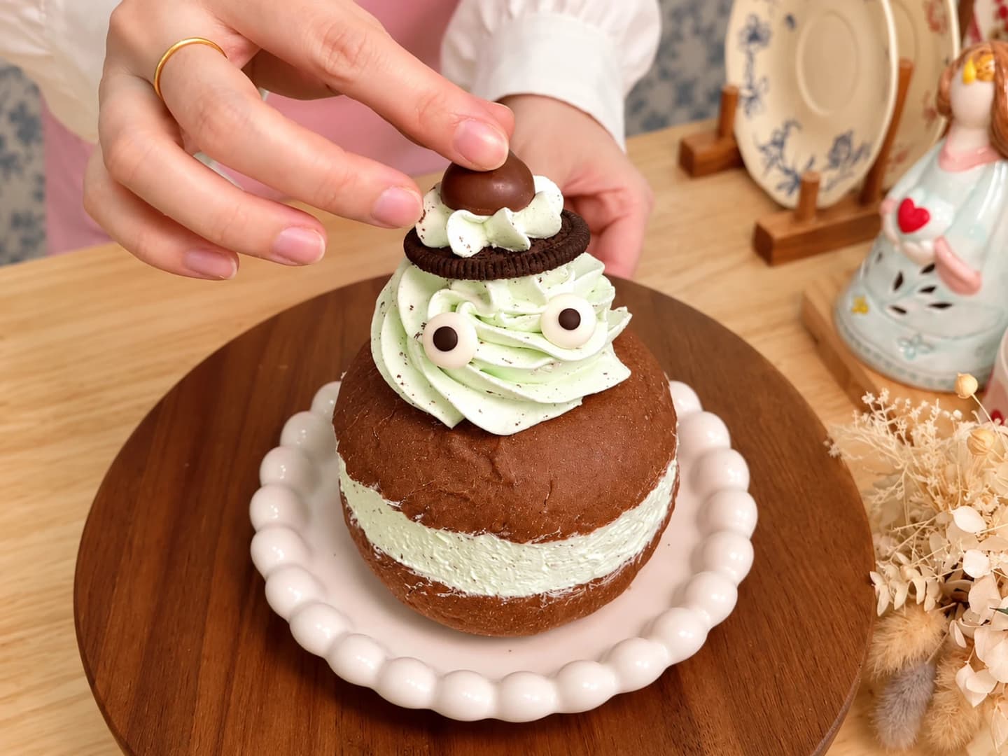 Add the eyes and chocolate hat