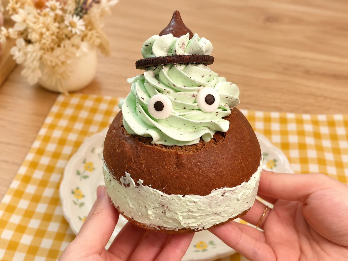 Mint chocolate monster buns for Halloween